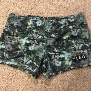 L FLEO 3.25 contour shorts